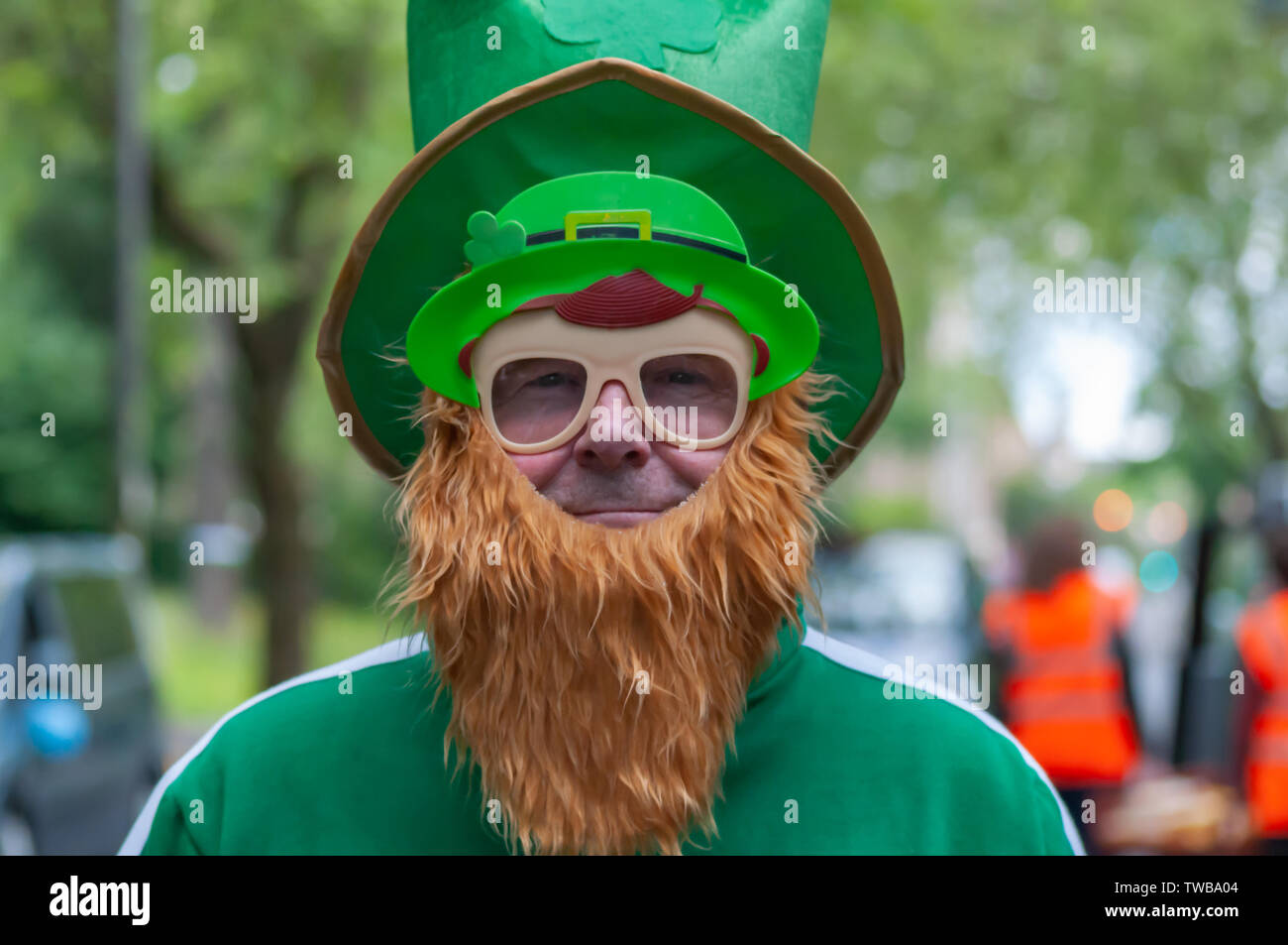 Glasgow, Ecosse, Royaume-Uni. 19 Juin, 2019. Un lutin fait une apparition à la Glasgow Taxi Sortie à Troon qui fête cette année son 74e anniversaire. C'est une sortie annuelle où plus de 100 chauffeurs de taxi de la ville s'habillent en costumes de fantaisie, décorer leurs taxis et prendre plus de 300 enfants ayant des besoins spéciaux sur une journée à la station balnéaire de Troon. Credit : Skully/Alamy Live News Banque D'Images