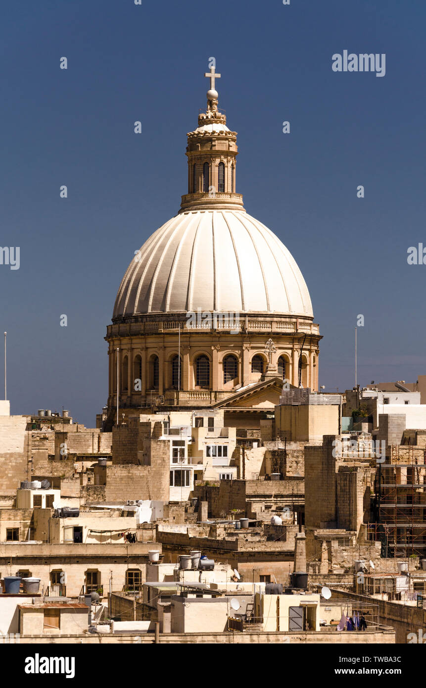 La vue plongeante sur les toits de la vieille ville de La Valette avec Saint Paul pro-cathédrale dome Banque D'Images