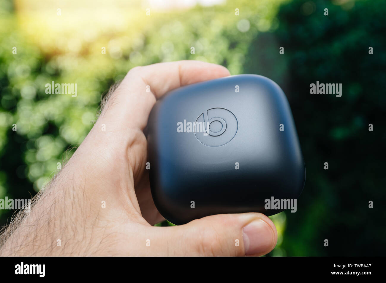 Paris, France - Jun 17, 2019 : Powerbeats Beats Pro by Dr Dre écouteurs haute performance sans fil coffret de charge après déballage - logotype de la marque pendant l'unboxing Banque D'Images