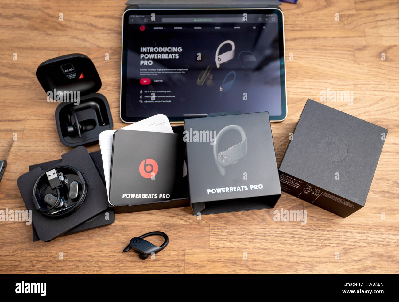 Paris, France - Jun 17, 2019 : Unboxing de Powerbeats Beats Pro by Dr Dre  écouteurs haute performance sans fil étanche et écouteurs casque  professionnel d'entraînement et de l'iPad site web pro