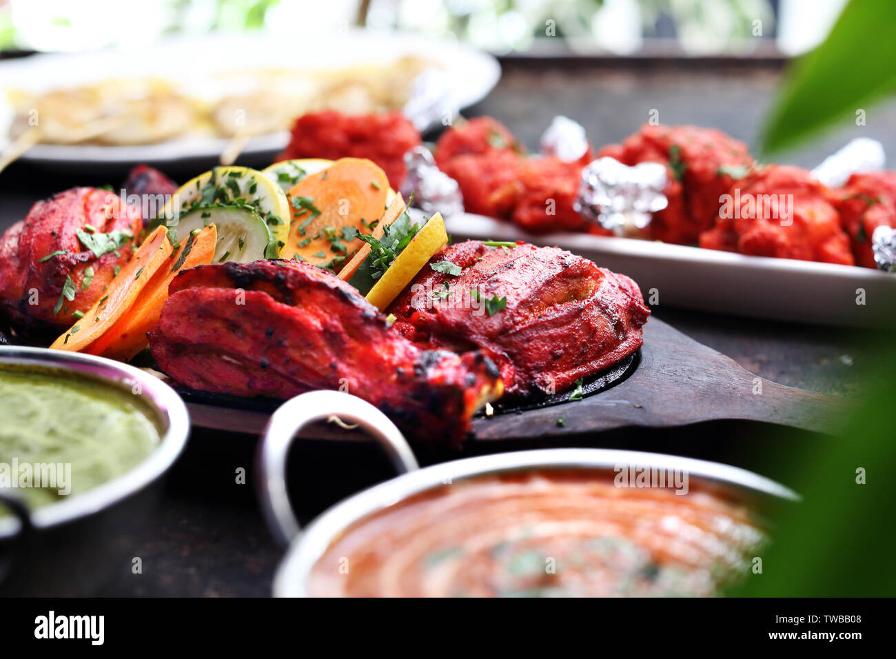 La cuisine thaïlandaise, des plats au curry aromatique. Plats colorés. Banque D'Images