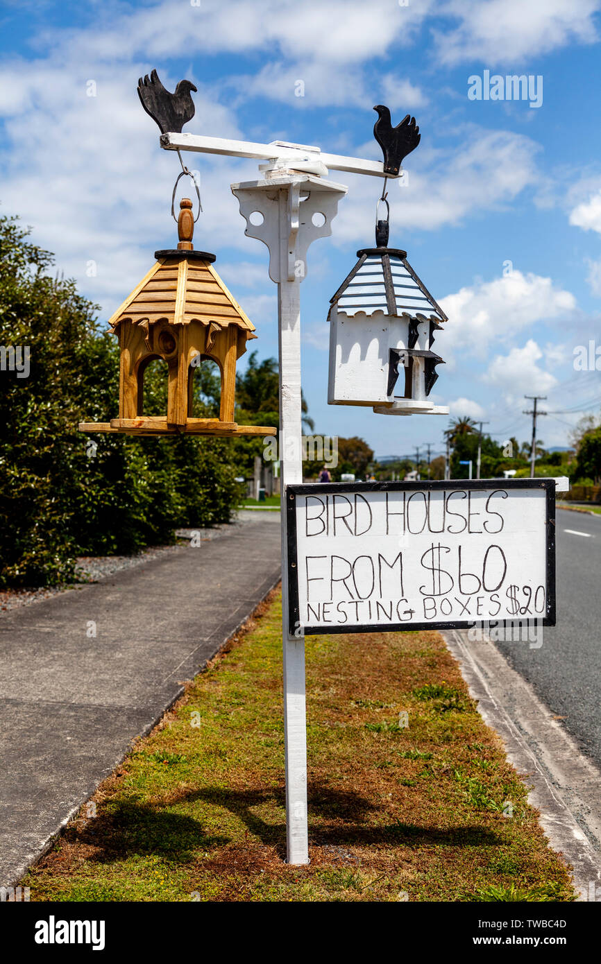 Maisons d'oiseaux à vendre à l'extérieur d'une maison à Waipu, Northland, North Island, New Zealand Banque D'Images