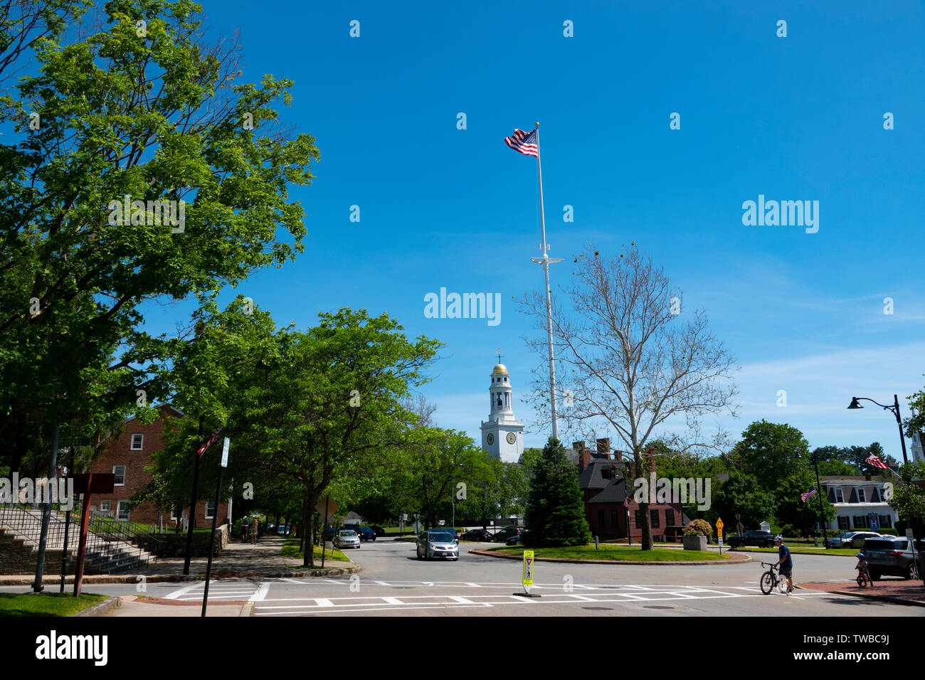 USA Massachusetts MA Concord centre ville avec le drapeau américain Banque D'Images