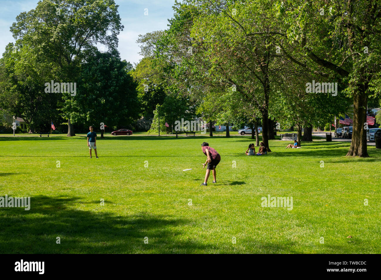 USA Massachusetts MA jeunes hommes jouant sur le Frisbee Lexington Lieu historique national commun de bataille Guerre révolutionnaire Banque D'Images