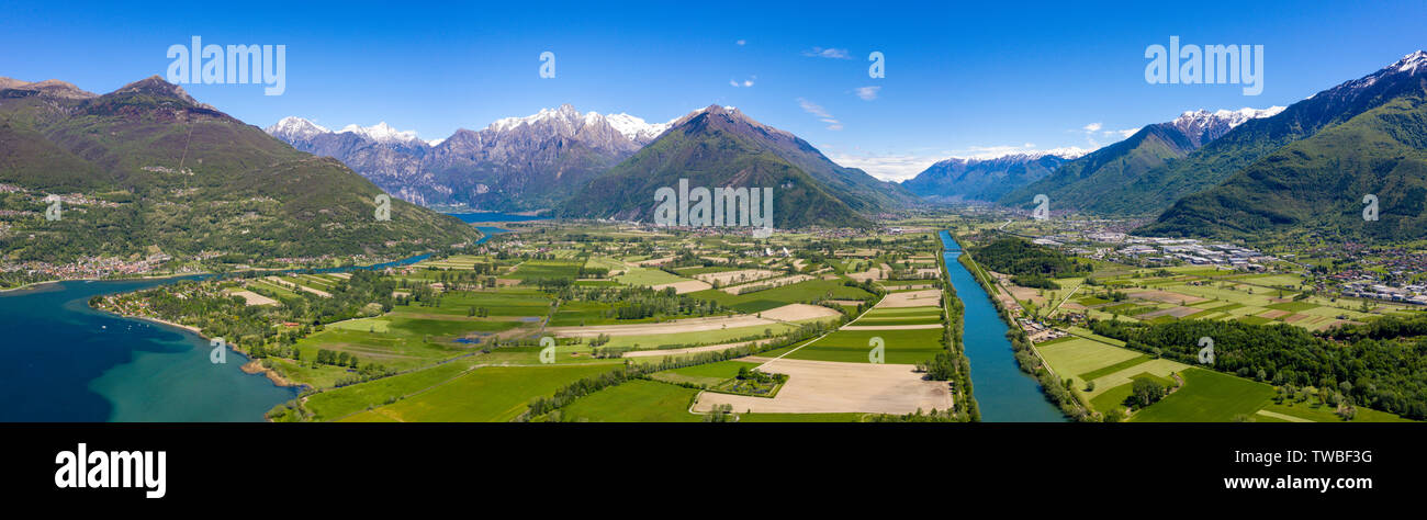 Portrait de fleuve Adda et champs cultivés, Trivio di Fuentes, Valtellina, Lombardie, Italie Banque D'Images
