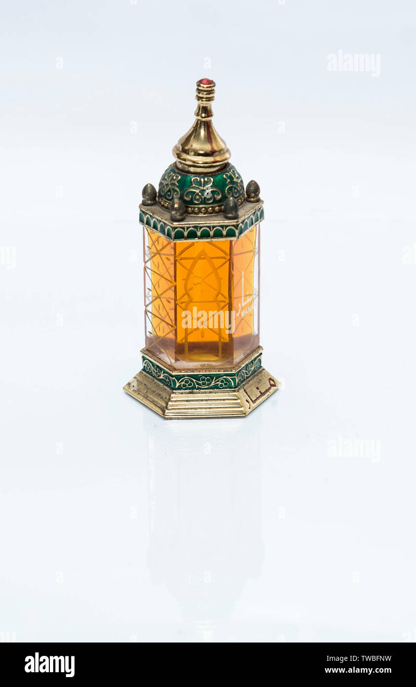 Ittar, également connu sous le nom de attar, est une huile essentielle provenant de sources botaniques. Le plus souvent ces huiles sont extraites par distillation à la vapeur ou d'électricité Banque D'Images