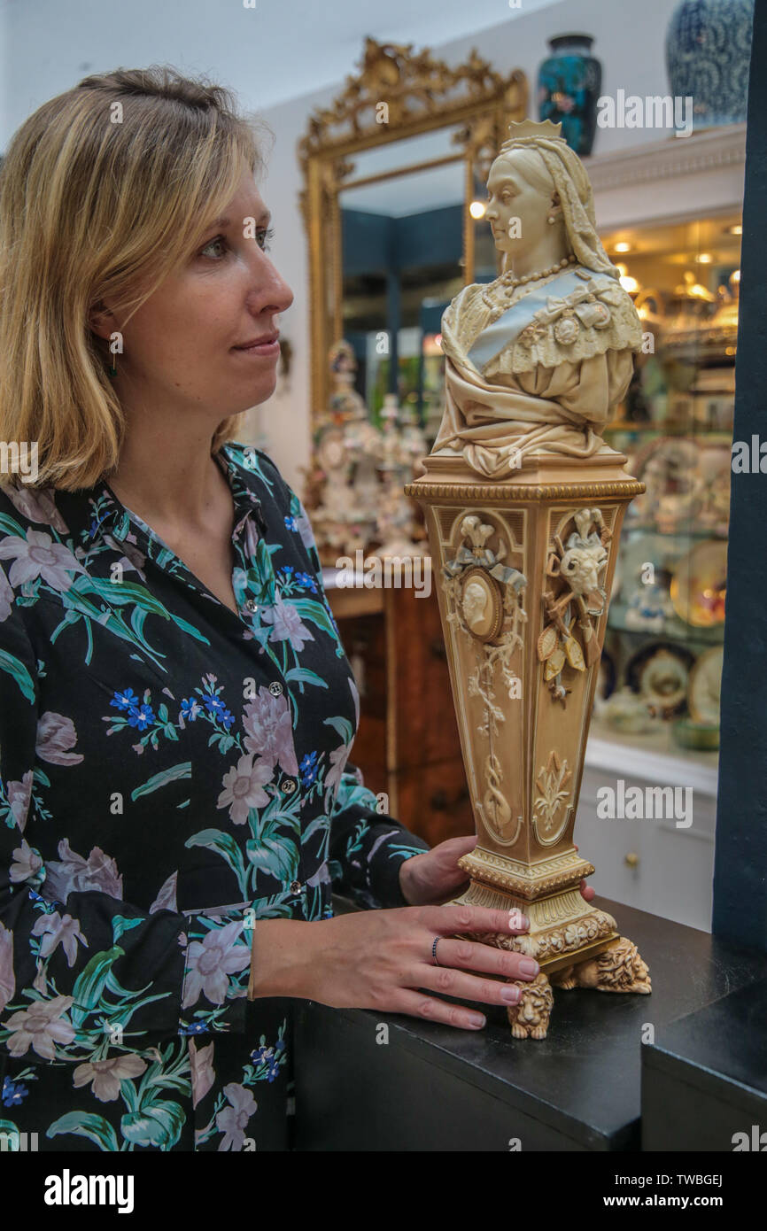 Londres, Royaume-Uni. 19 Juin, 2019. Célébrant sa 47e année en 2019, le salon Art & Antiques Fair Olympia est reconnu comme l'un des plus prestigieux et établi au Royaume-Uni, foires et une destination annuelle de plus de 30 000 voyageurs et visiteurs sophistiqués.Doté d''un mélange éclectique de pièces tirées de l'antiquité à nos jours, et avec des prix allant de £100 à £1 millions, une rare Royal Worcester buste du jubilé de la reine Victoria en date du 1887.Paul Quezada-Neiman/Alamy Live News Crédit : Paul/Quezada-Neiman Alamy Live News Banque D'Images