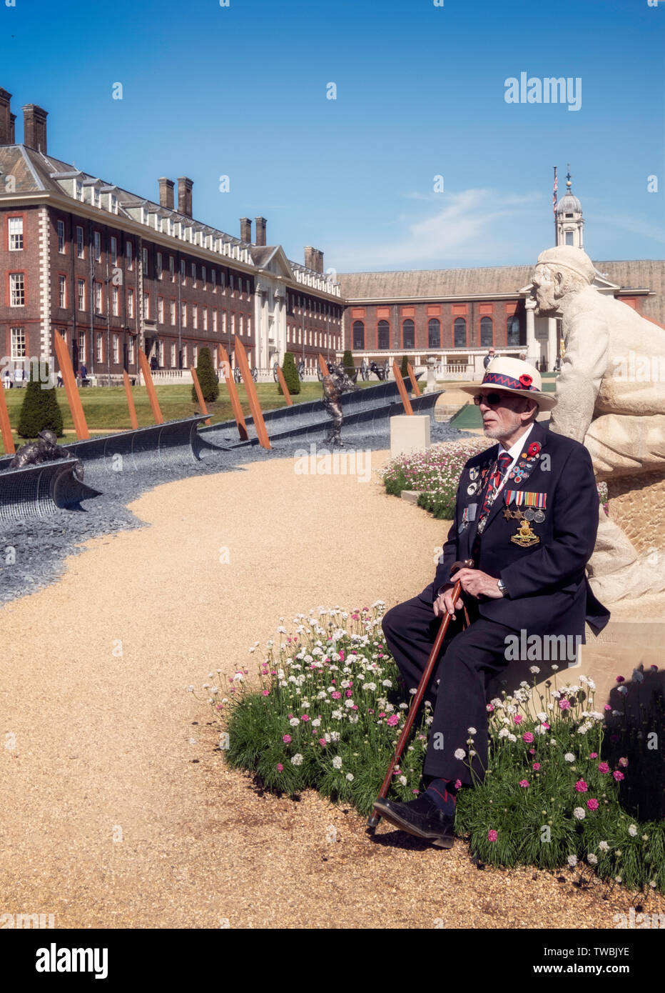 A 96 ans pensionné chelsea assis en face du D-day garden au Chelsea Flower Show, London, UK. Banque D'Images