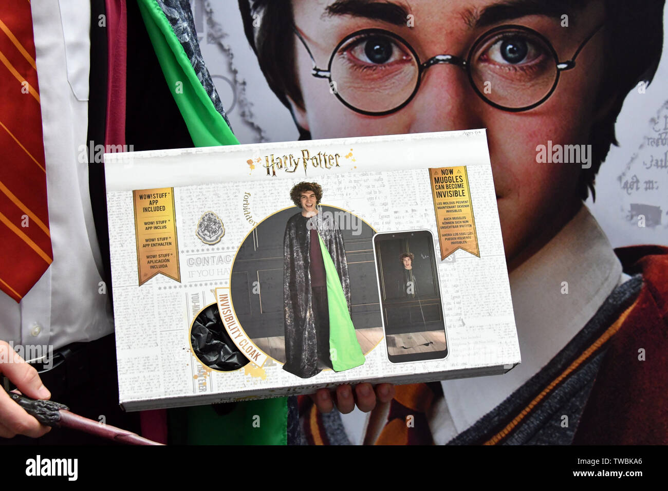 Londres, Royaume-Uni. 19 Juin, 2019. Événement aperçu célébrant le  lancement de la cape d'Invisibilité de Harry Potter, à la gare de Kings  Cross. Monde magique inspiré Cape d'Invisibilité de Wow ! Stuff