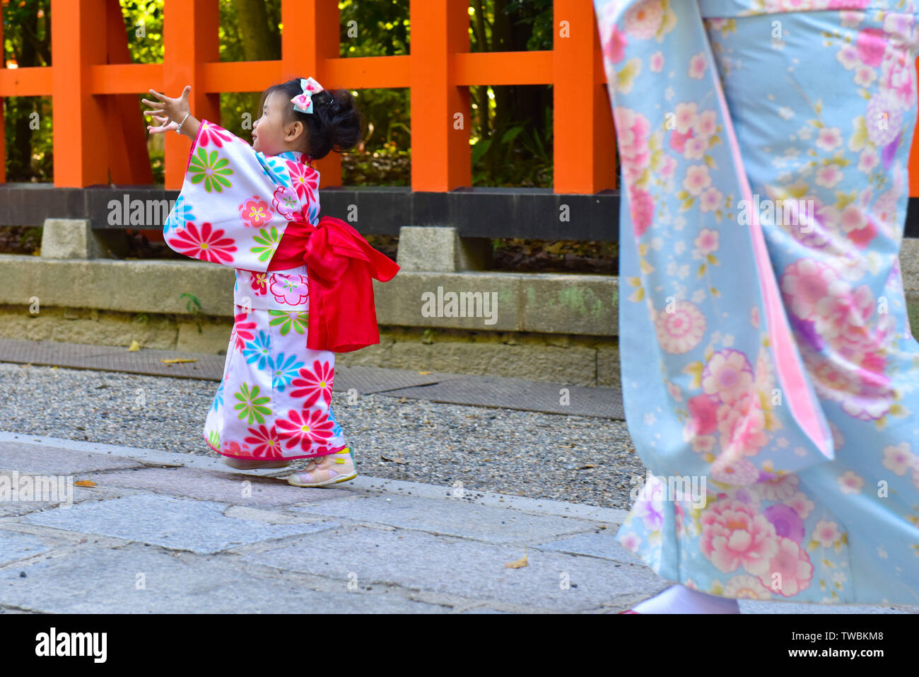 Dame De Compagnie Japonaise En 6 Lettres Enfant en kimono Banque de photographies et d'images à haute résolution - Alamy