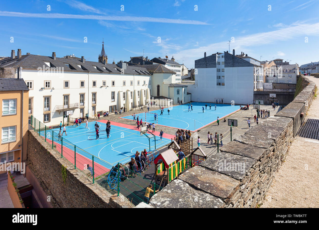 Jeux pour enfants du Centro Privado Plurilingüe Padres Franciscanos, l' École Franciscaine multilingue, vu de l'enceinte romaine, Lugo, Lugo P Banque D'Images