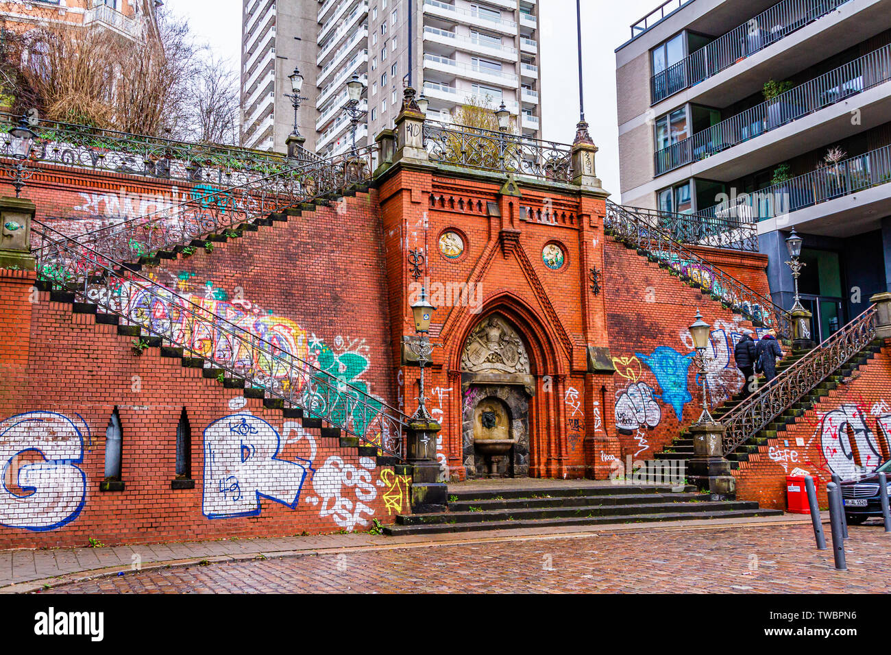 Le Kohlbrandtreppe, un escalier ornemental avec une fontaine et d'aujourd'hui fortement graffitied, sur Carsten-Rehder-Strasse à Hambourg, Allemagne. Janvier 2019. Banque D'Images