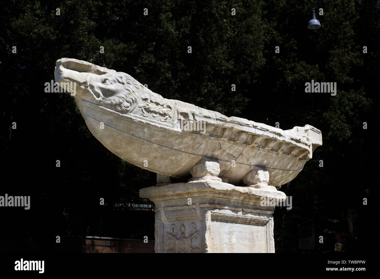 La Navicella (sculpture en pierre d'un petit bateau romain), probablement un ancien ex-voto (ceci est une copie du début des années 1500) - Coelian Hill - Rome Banque D'Images
