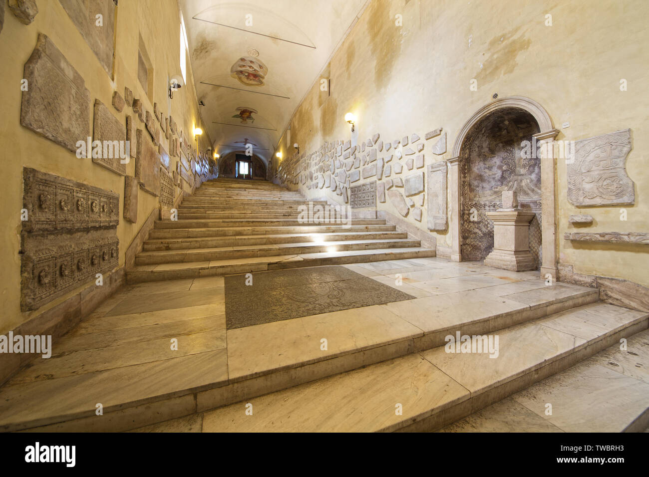 Basilique de Sant'Agnese Fuori le Mura (construit en 324) - Le grand escalier de marbre (datée du 1590) en ordre décroissant pour le narthex avec des pierres tombales sur les murs Banque D'Images