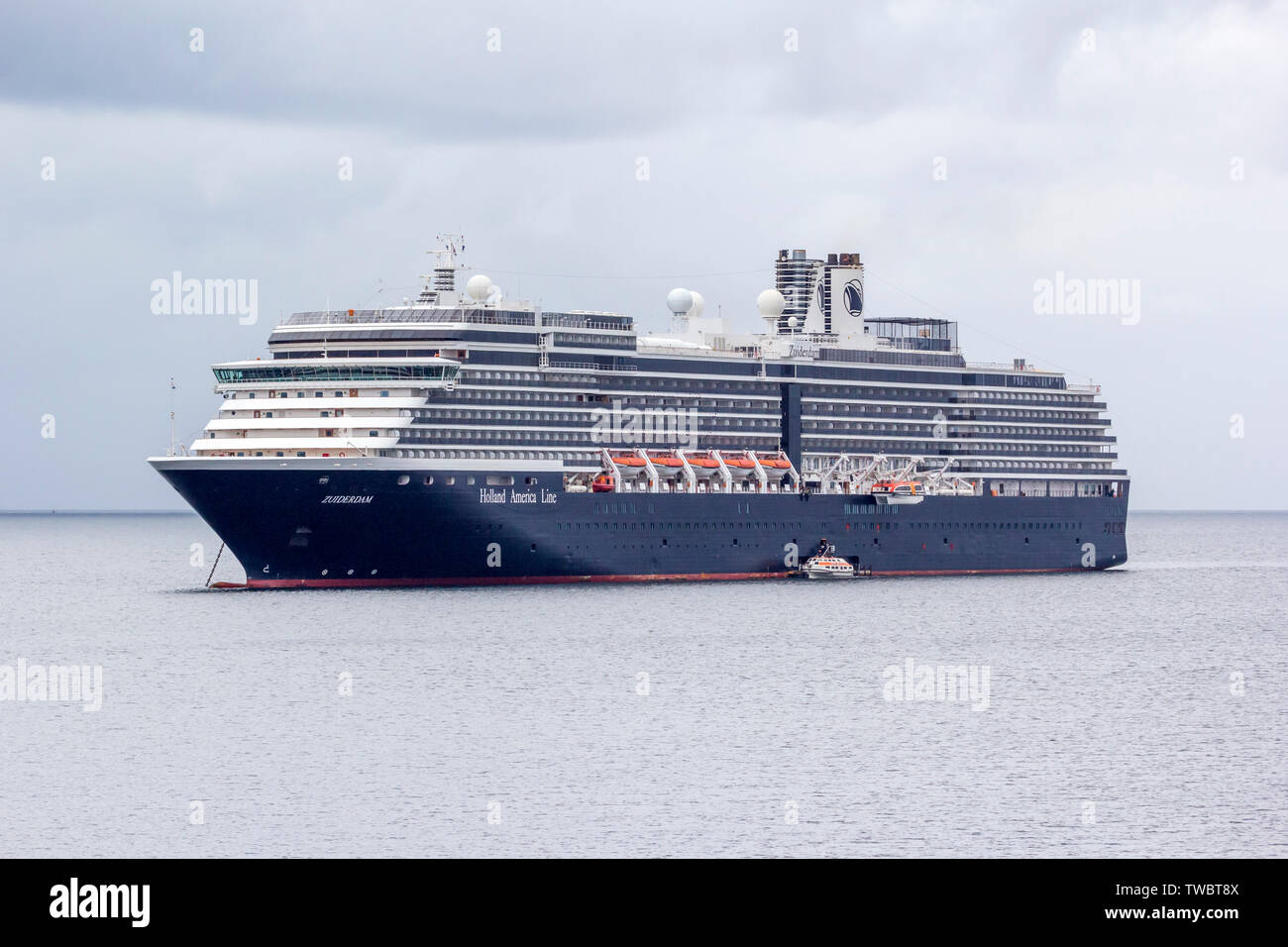 Le bateau de croisière Zuiderdam ancré à Stornoway, Isle Of Lewis, Western Isles, îles Hébrides, Ecosse, Royaume-Uni Banque D'Images
