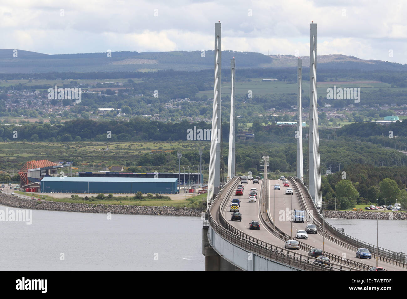 Inverness, Royaume-Uni, 19 juin 2019. Pont Kessock locator. À la gauche de la photo est l'hôtel Caledonian Stadium, domicile à Inverness Caledonian Thistle football club. Le pont assure la A9 au cours de la Beauly Firth, reliant Inverness à la Black Isle. Crédit : Andrew Smith Banque D'Images