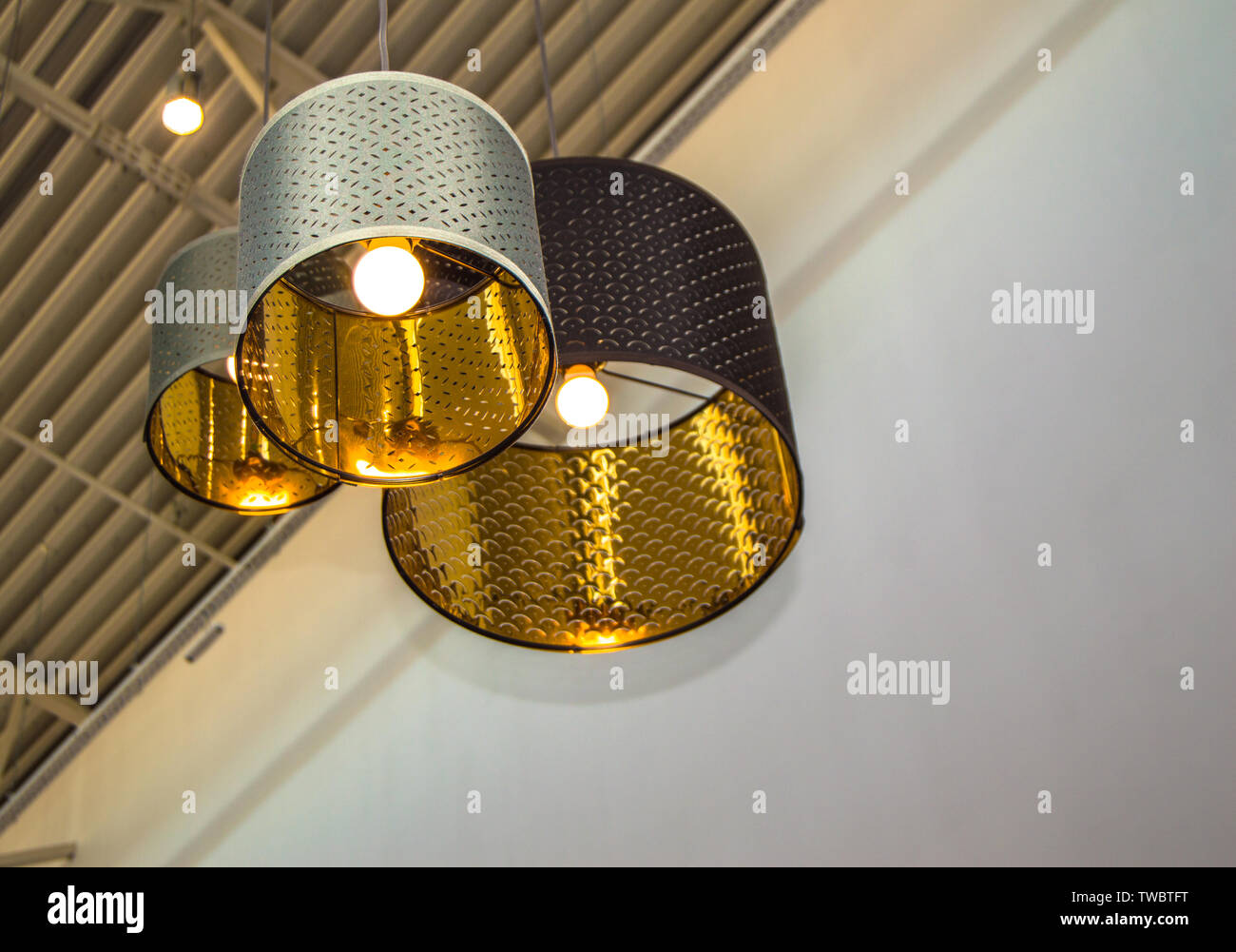 Style moderne les lampes décoratives en bronze doré et abat-jour accrocher  sur une longue corde, plafond industriel, design d'intérieur Photo Stock -  Alamy