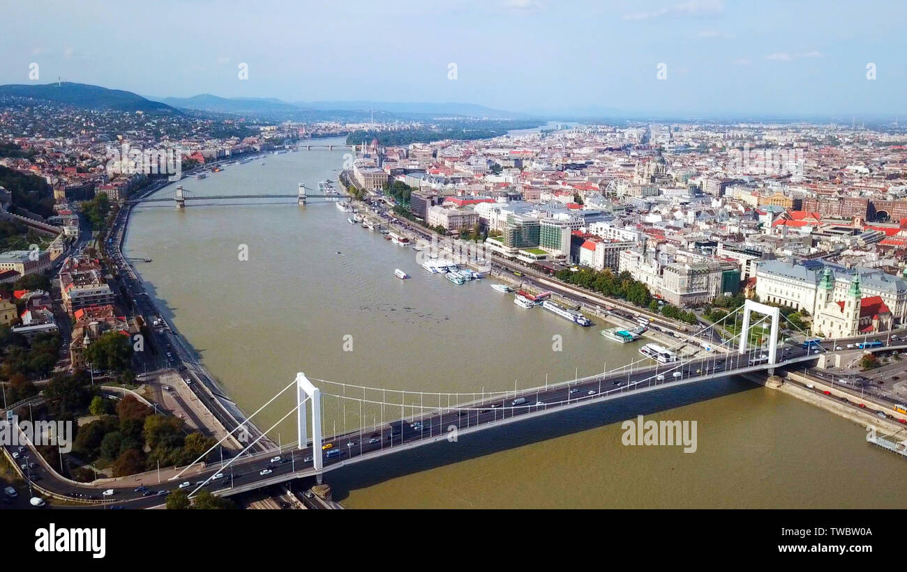 Image aérienne de la statue de la liberté de Budapest, Hongrie, avec une vue générale de la ville à la lumière du matin. Banque D'Images