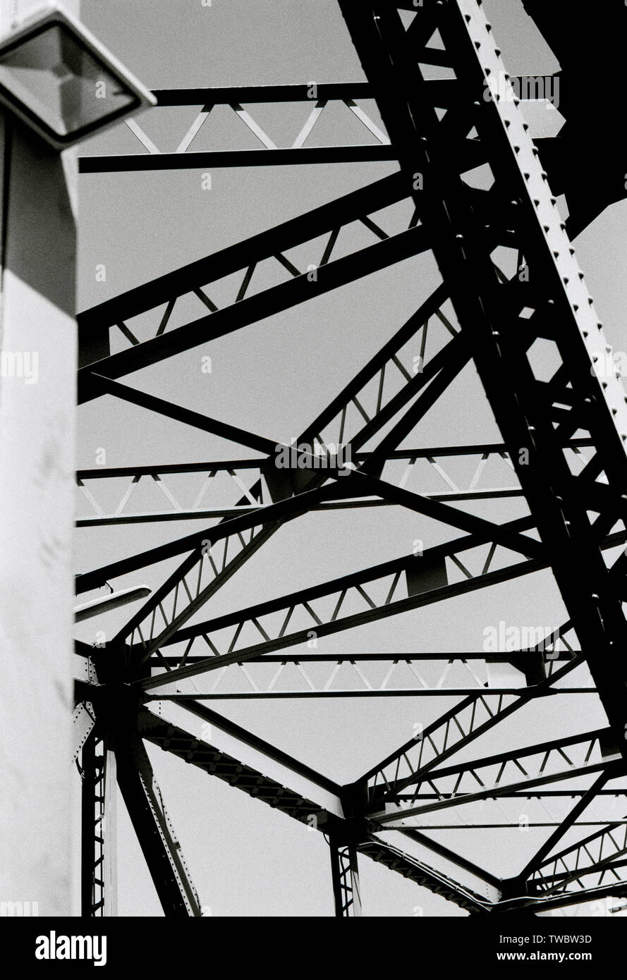 La structure en acier Memorial Bridge sur la rivière Chao Phraya à Bangkok en Thaïlande en Asie du Sud-Est Extrême-Orient. B&W Banque D'Images