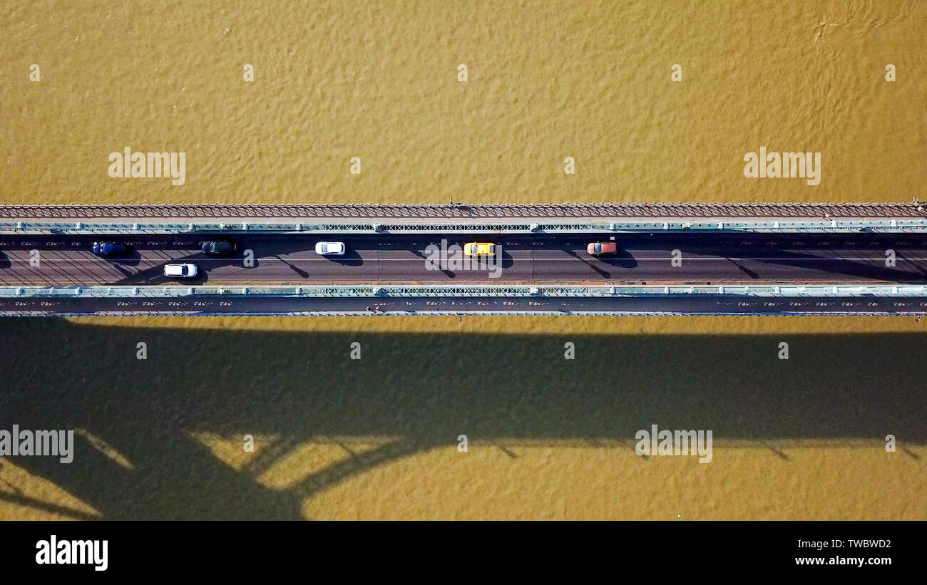 Image aérienne de la circulation sur le pont des Chaînes de Budapest Banque D'Images