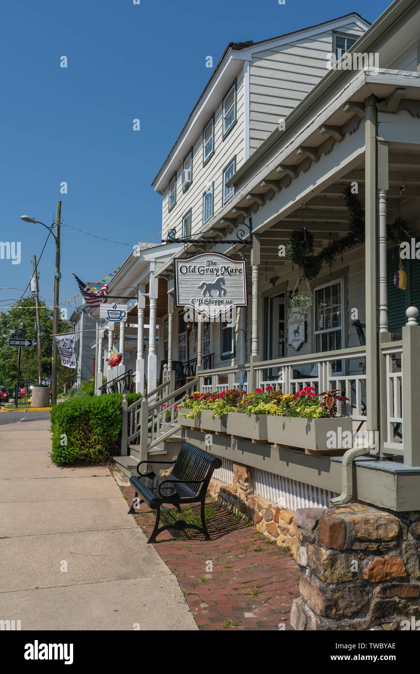 Chesapeake City, MD - le 19 mai 2019 : de la recherche de l'Avenue de la Bohême vers la première rue et le Old Grey Mare boutique de cadeaux qui vend des milles marins, le pays , et Banque D'Images