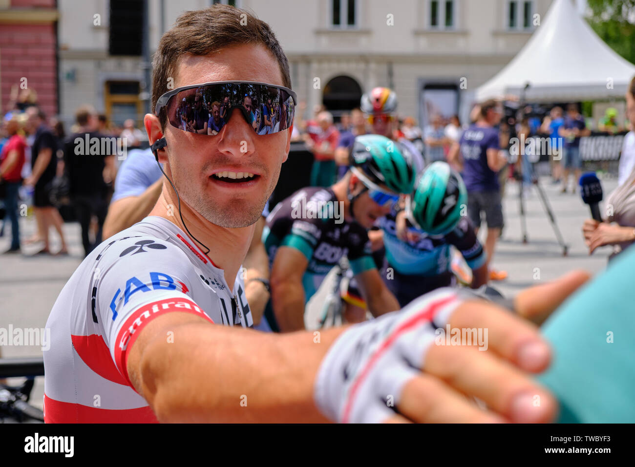 L'équipe de Jan Polanc Émirats Unis atteindre dans la foule d'agiter la main de fan au départ du Tour de France étape une race, Ljubljana, Slovénie, Juin 2019 Banque D'Images