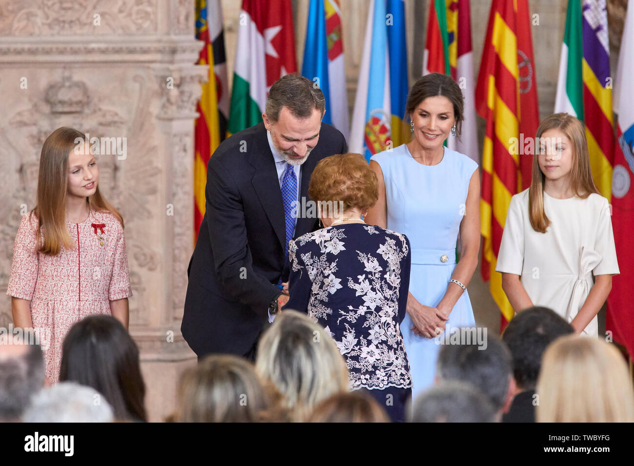 Le roi Felipe VI d'Espagne, la Reine Letizia d'Espagne, la Princesse Leonor et Princess Sofia assister à l'Imposition des décorations de l'Ordre du Mérite Civil au Palais Royal de Madrid. Banque D'Images