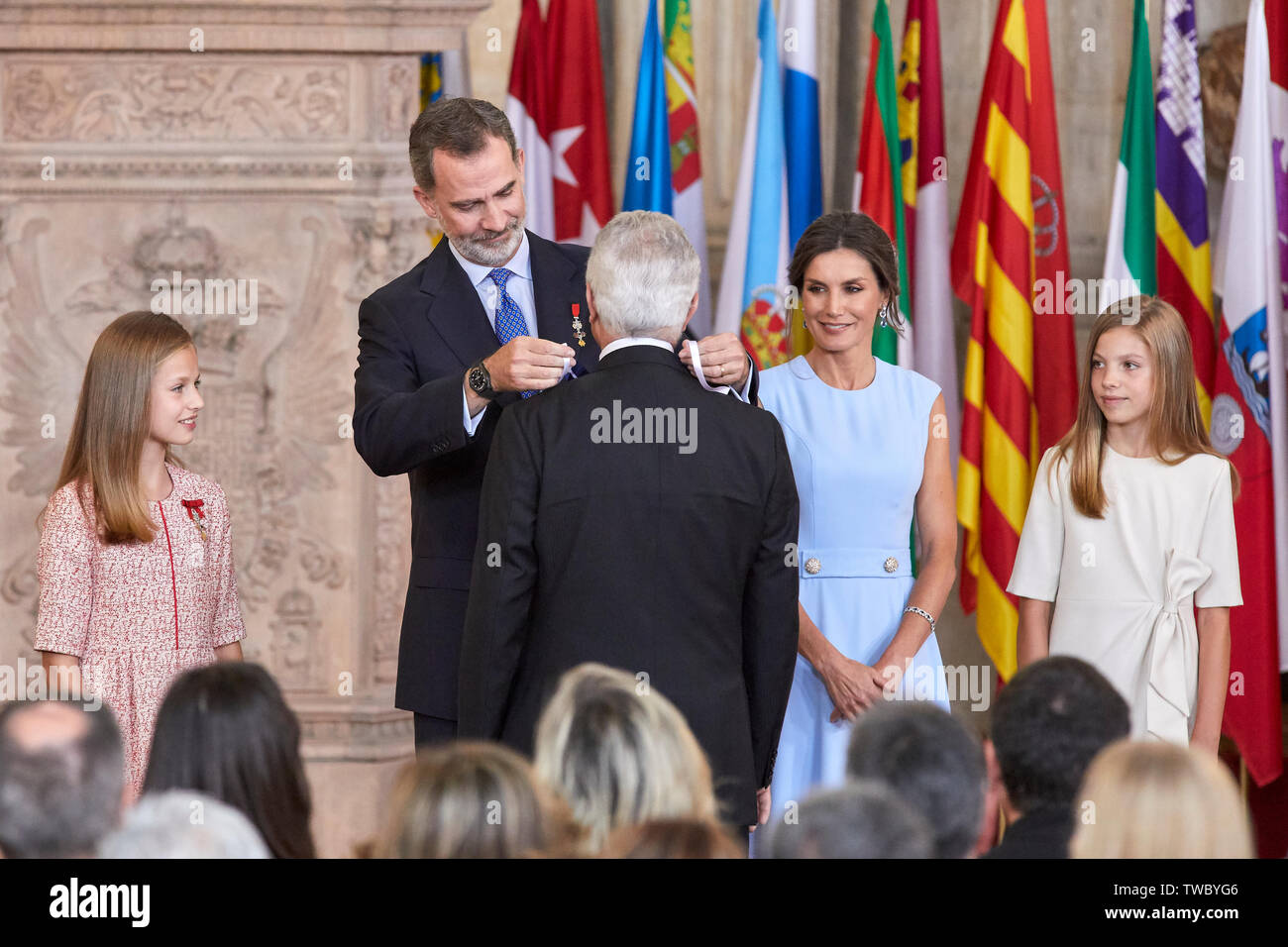 Le roi Felipe VI d'Espagne, la Reine Letizia d'Espagne, la Princesse Leonor et Princess Sofia assister à l'Imposition des décorations de l'Ordre du Mérite Civil au Palais Royal de Madrid. Banque D'Images