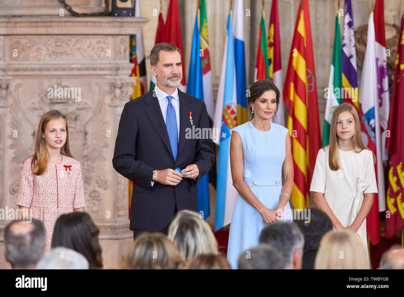 Le roi Felipe VI d'Espagne, la Reine Letizia d'Espagne, la Princesse Leonor et Princess Sofia assister à l'Imposition des décorations de l'Ordre du Mérite Civil au Palais Royal de Madrid. Banque D'Images