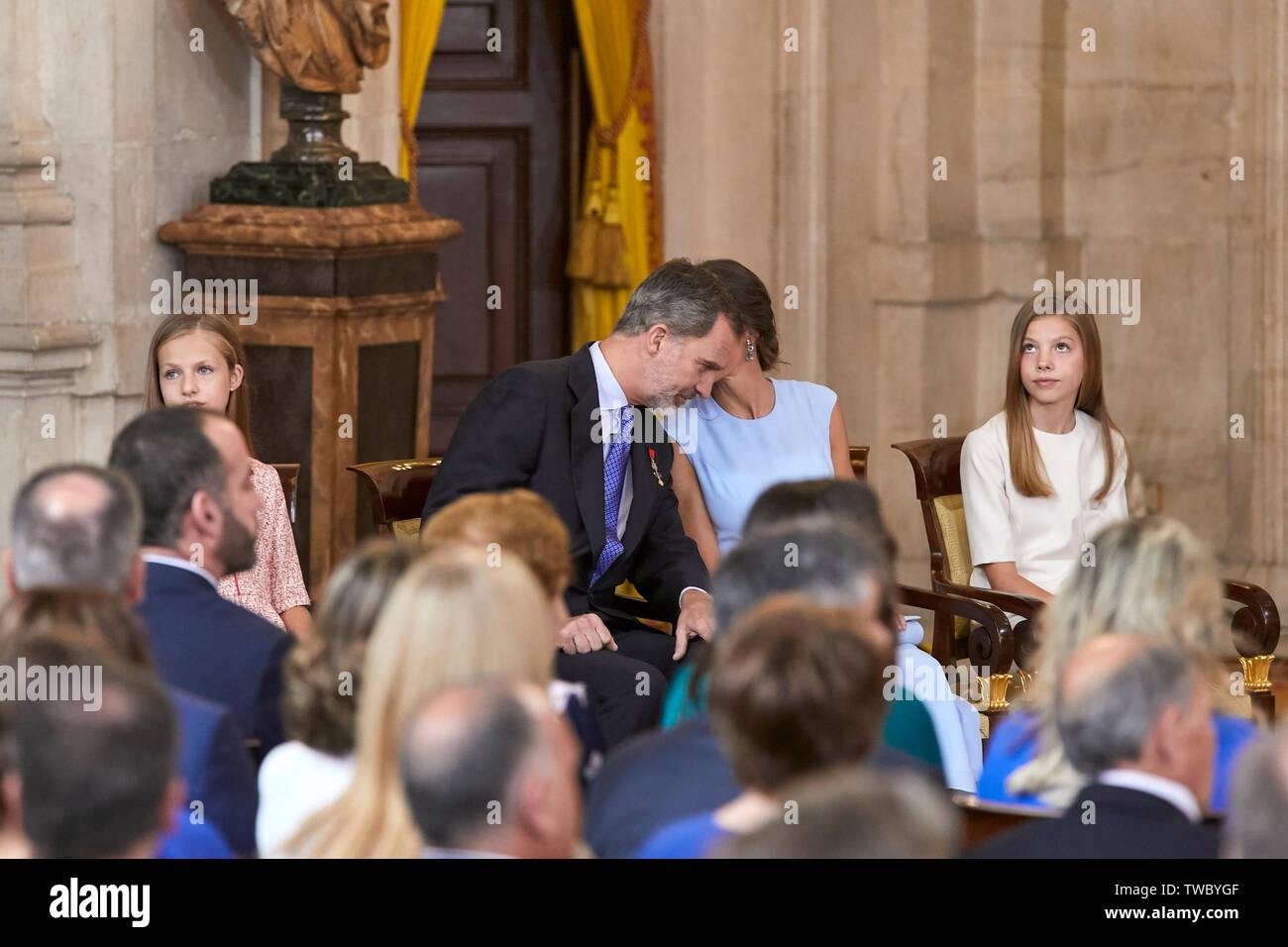 Le roi Felipe VI d'Espagne, la Reine Letizia d'Espagne, la Princesse Leonor et Princess Sofia assister à l'Imposition des décorations de l'Ordre du Mérite Civil au Palais Royal de Madrid. Banque D'Images