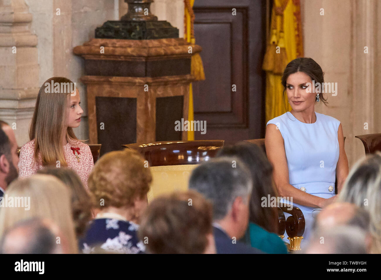 Reine Letizia d'Espagne, la Princesse Leonor et Princess Sofia assister à l'Imposition des décorations de l'Ordre du Mérite Civil au Palais Royal de Madrid. Banque D'Images
