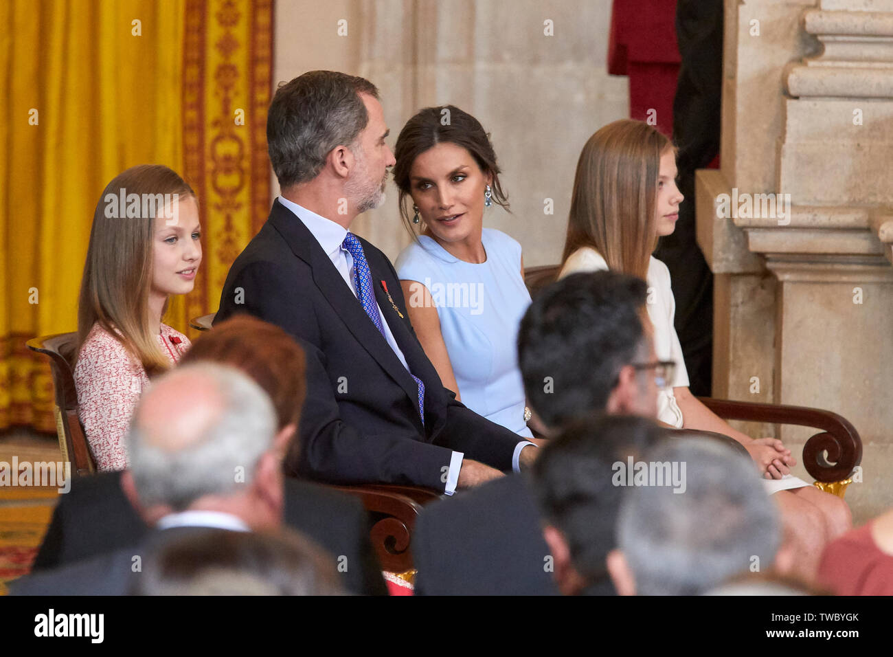 Le roi Felipe VI d'Espagne, la Reine Letizia d'Espagne, la Princesse Leonor et Princess Sofia assister à l'Imposition des décorations de l'Ordre du Mérite Civil au Palais Royal de Madrid. Banque D'Images