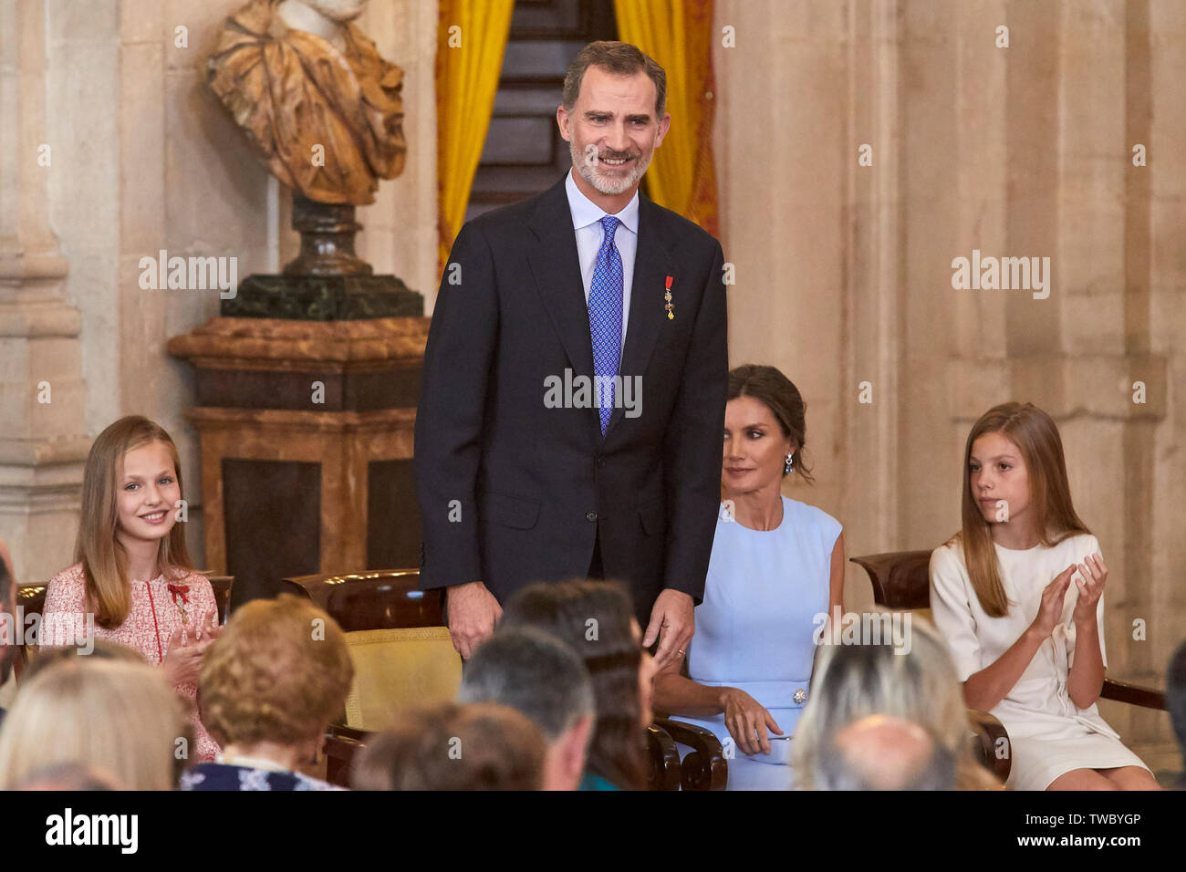 Le roi Felipe VI d'Espagne, la Reine Letizia d'Espagne, la Princesse Leonor et Princess Sofia assister à l'Imposition des décorations de l'Ordre du Mérite Civil au Palais Royal de Madrid. Banque D'Images