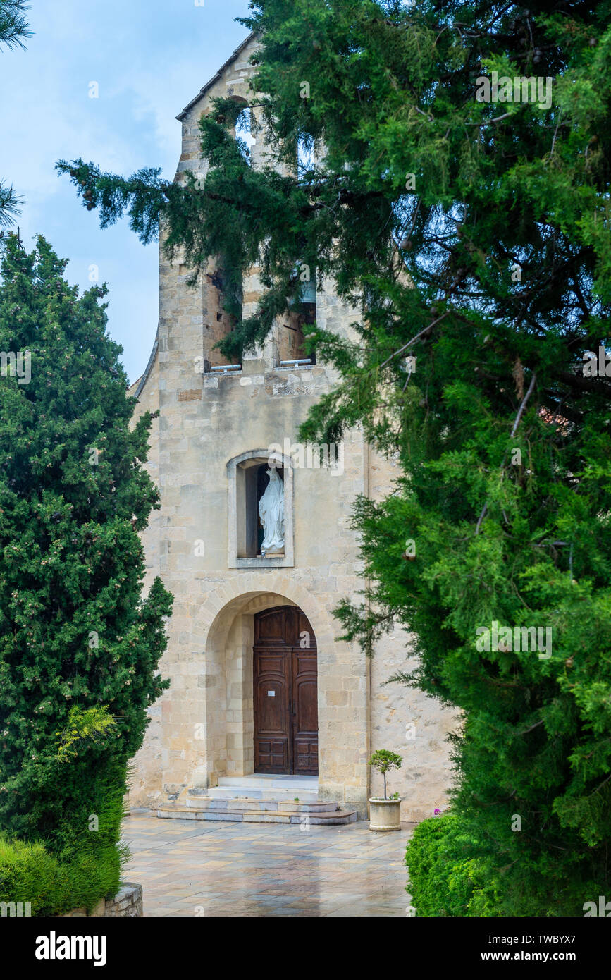 L'église en Gigondas s'établit à près du point le plus haut du village. Banque D'Images