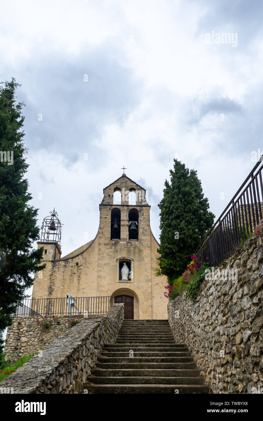 L'église en Gigondas s'établit à près du point le plus haut du village. Banque D'Images