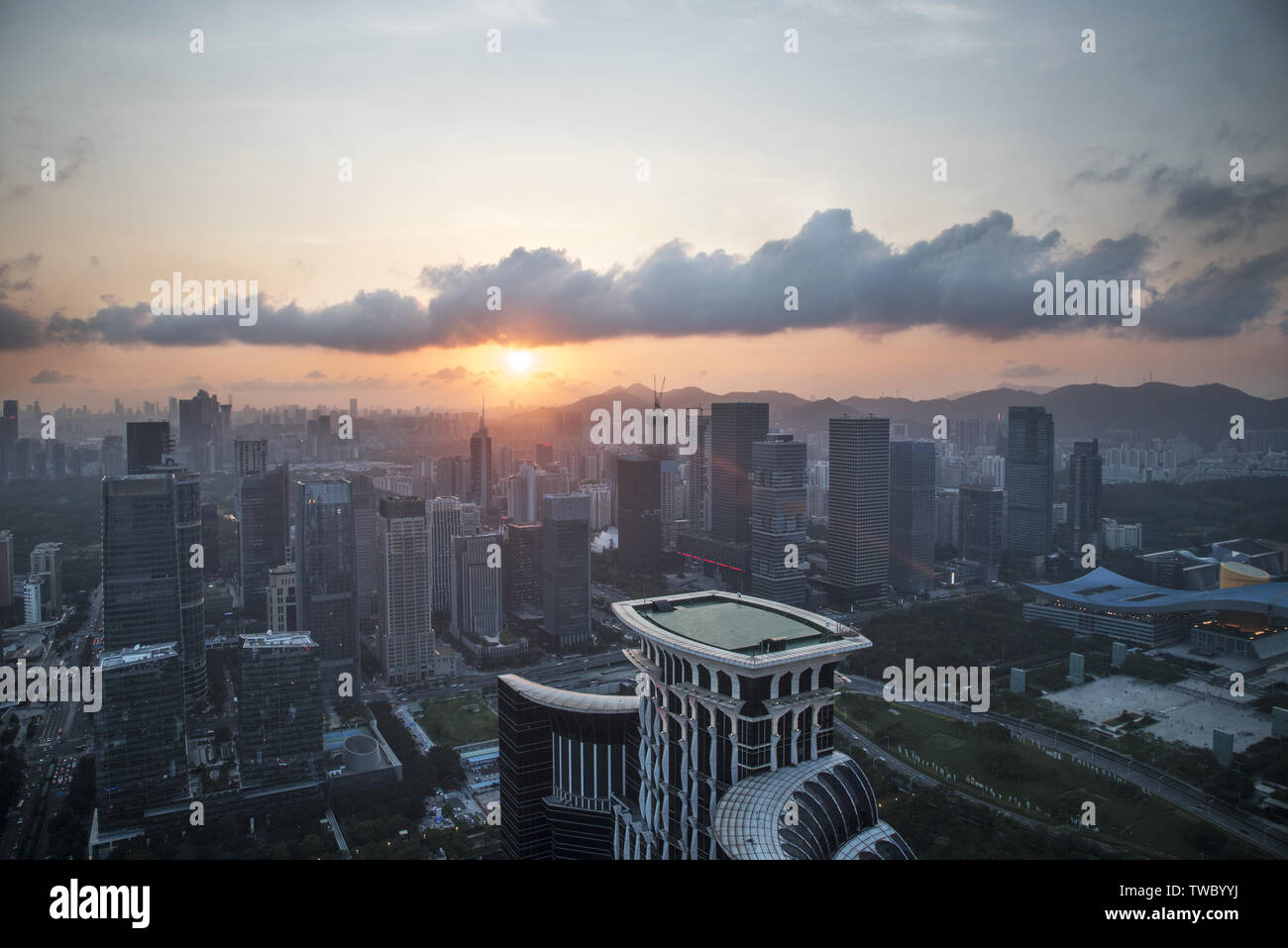 Immeuble de grande hauteur de construction décor coucher de soleil sur les toits de la ville complexe, futian district, Shenzhen, Chine Banque D'Images
