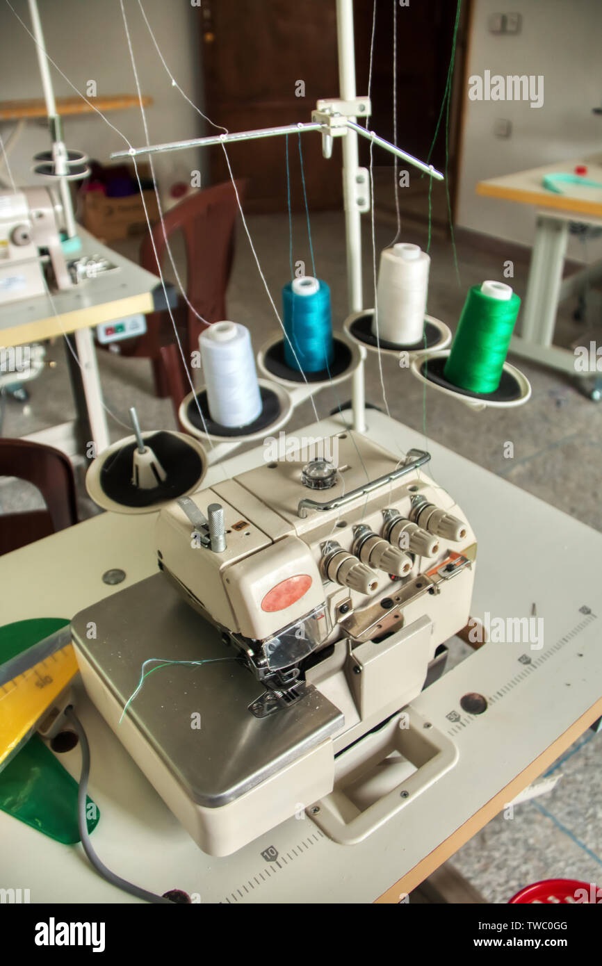 Machine à coudre industrielle installée dans un atelier de couture Banque D'Images