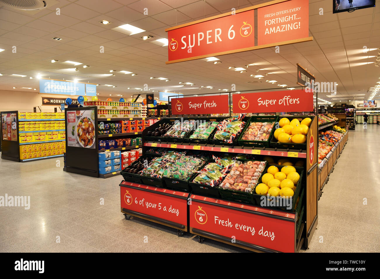 Le Super 6 légumes et fruits se trouvent dans la nouvelle boutique Aldi, Lancashire UK Banque D'Images