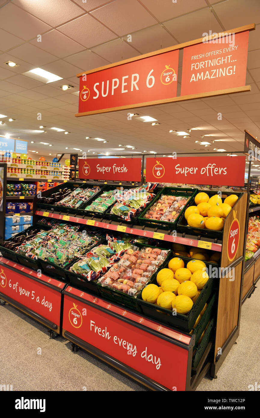 Le Super 6 légumes et fruits se trouvent dans la nouvelle boutique Aldi, Lancashire UK Banque D'Images