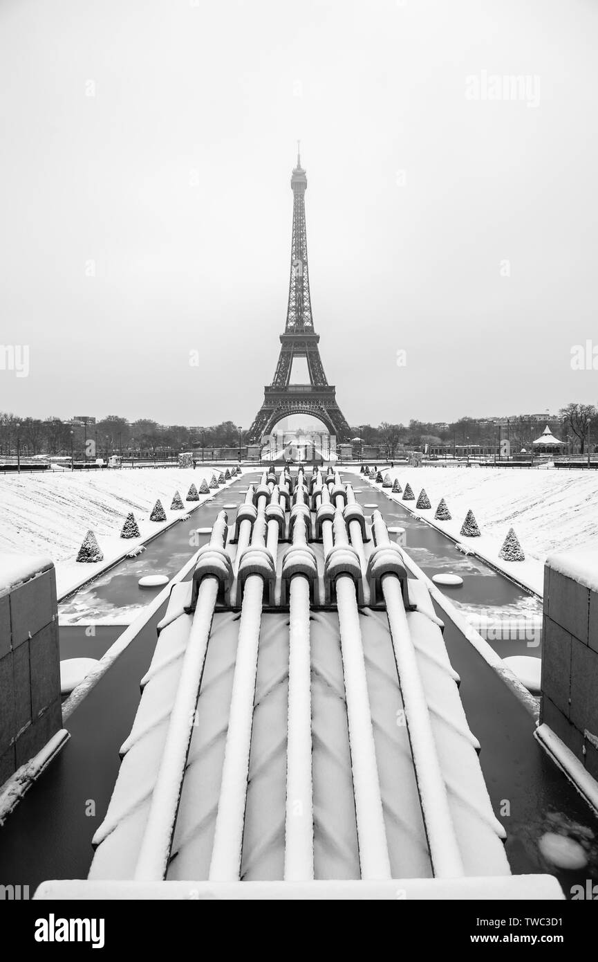 La Tour Eiffel et de la batterie à Paris, France Banque D'Images