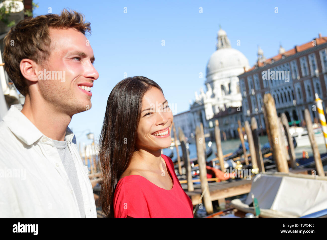 Personnes à Venise. Couple in love voyageant à Venise, Italie autour de un canal avec les bateaux. Happy young couple sur les voyages vacances en Europe. Asian Woman and Caucasian man. Banque D'Images