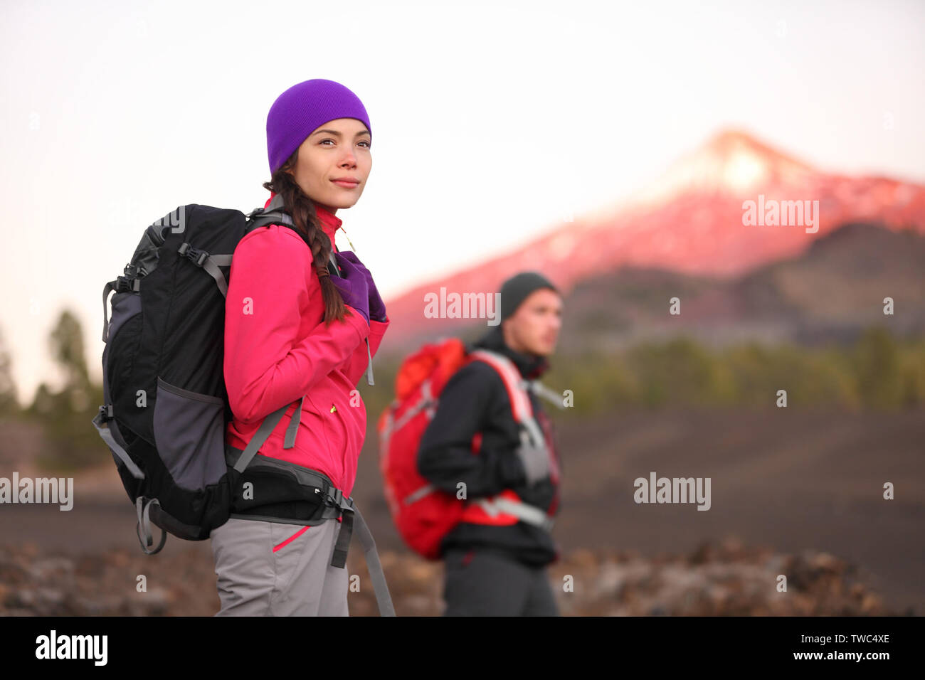 Les randonnées en montagne. Couple randonneur avec sac à dos dans les montagnes de haute altitude. Jeune femme randonneur dans l'accent de la randonnée au coucher du soleil Tenerife, Canaries, Espagne. Banque D'Images