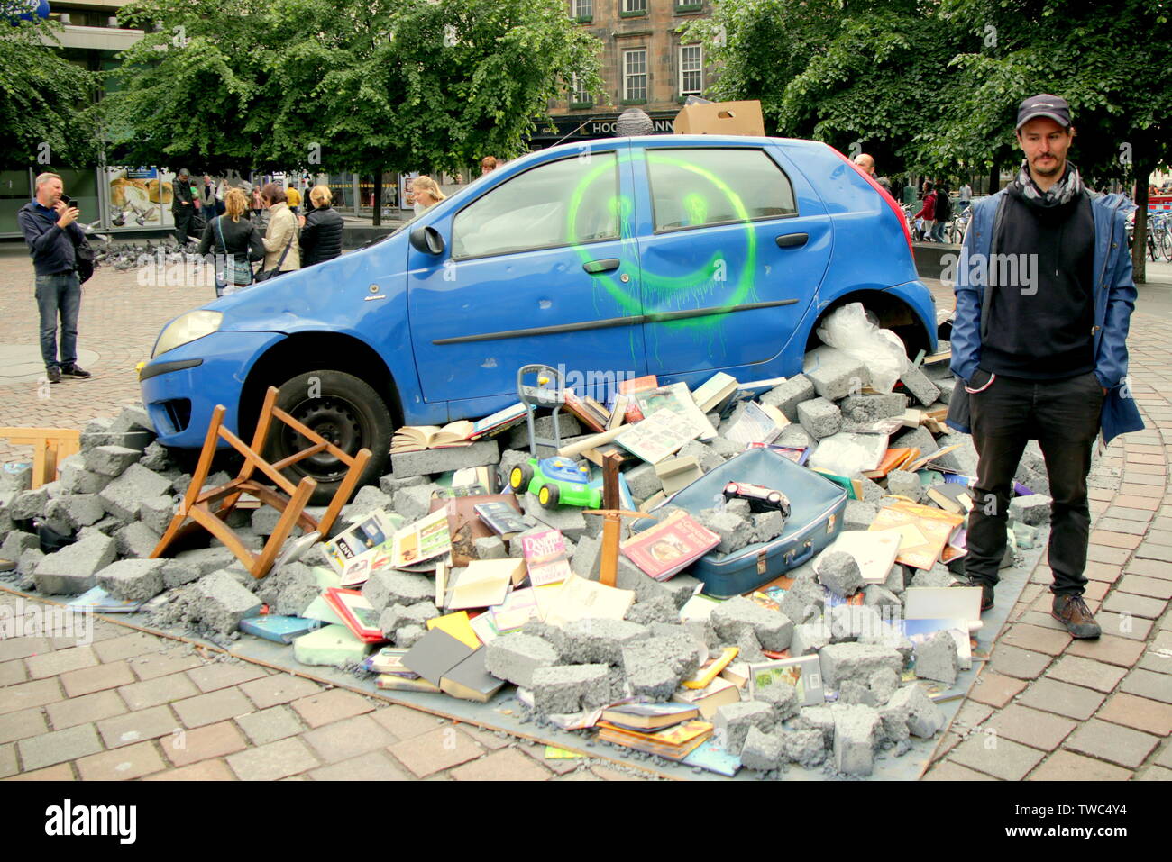 Glasgow, Ecosse, Royaume-Uni. 19 Juin, 2019. L'art de la semaine des réfugiés commence jeudi avec une sculpture décombres théâtre par German-Syrian Halbouni Manaf, artiste, avec une représentation de la Syrie déchirée par la guerre à St Enoch Square dans le centre-ville.La population, avoir une idée de ce que vivre dans une guerre scenr ressemble dans cette picyure l'artiste est occupé une place importante dans son travail. Credit : Gérard ferry/Alamy Live News Banque D'Images