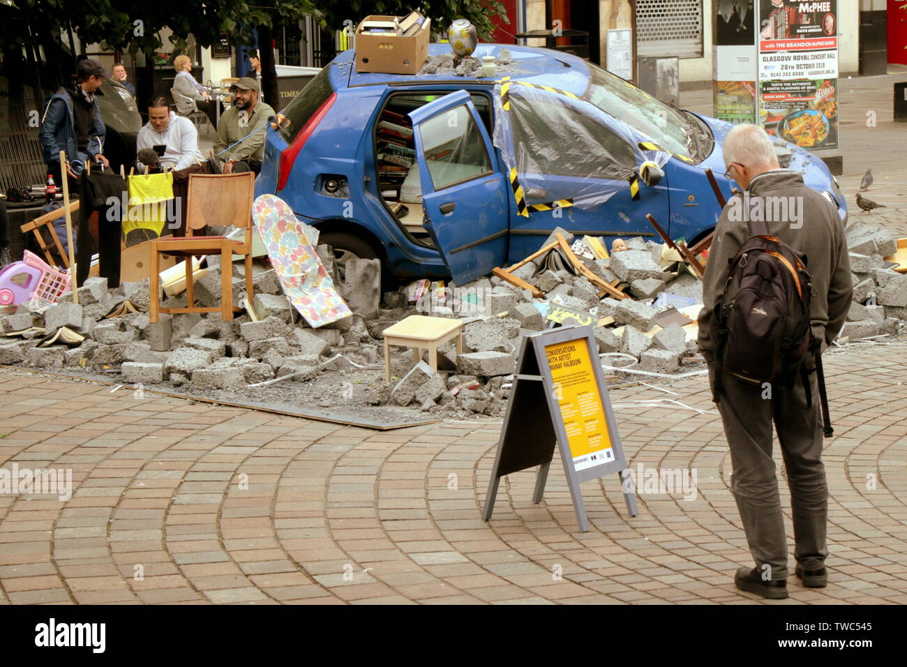 Glasgow, Ecosse, Royaume-Uni. 19 Juin, 2019. L'art de la semaine des réfugiés commence jeudi avec une sculpture décombres théâtre par German-Syrian Halbouni Manaf, artiste, avec une représentation de la Syrie déchirée par la guerre à St Enoch Square dans le centre-ville.La population, avoir une idée de ce que vivre dans une guerre scenr ressemble. Credit : Gérard ferry/Alamy Live News Banque D'Images