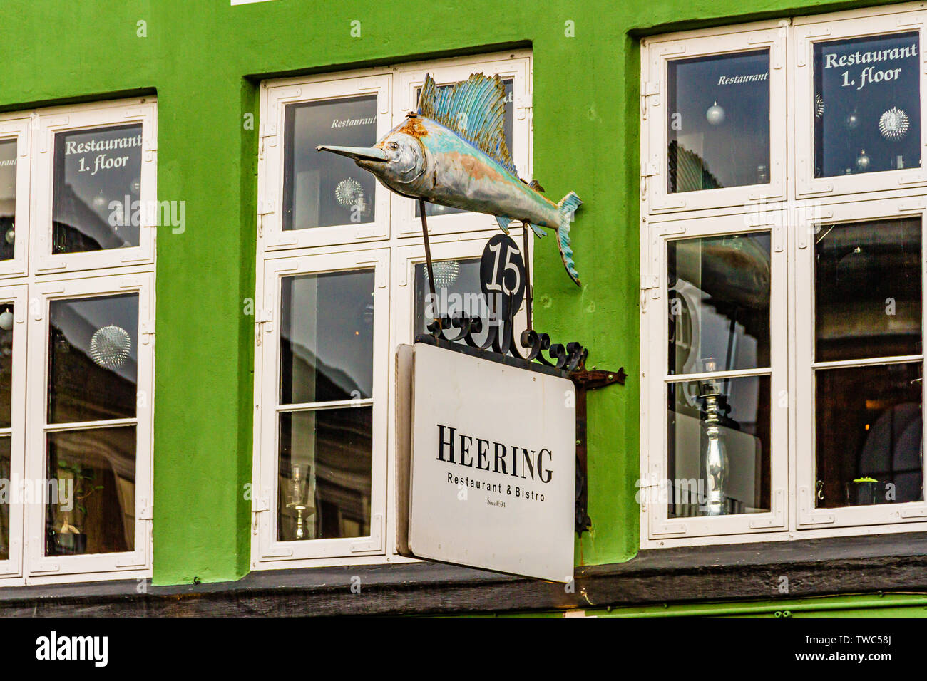 Signe au-dessus de décoration Restaurant Heering, Nyhavn, Copenhague, Danemark. Janvier 2019. Banque D'Images