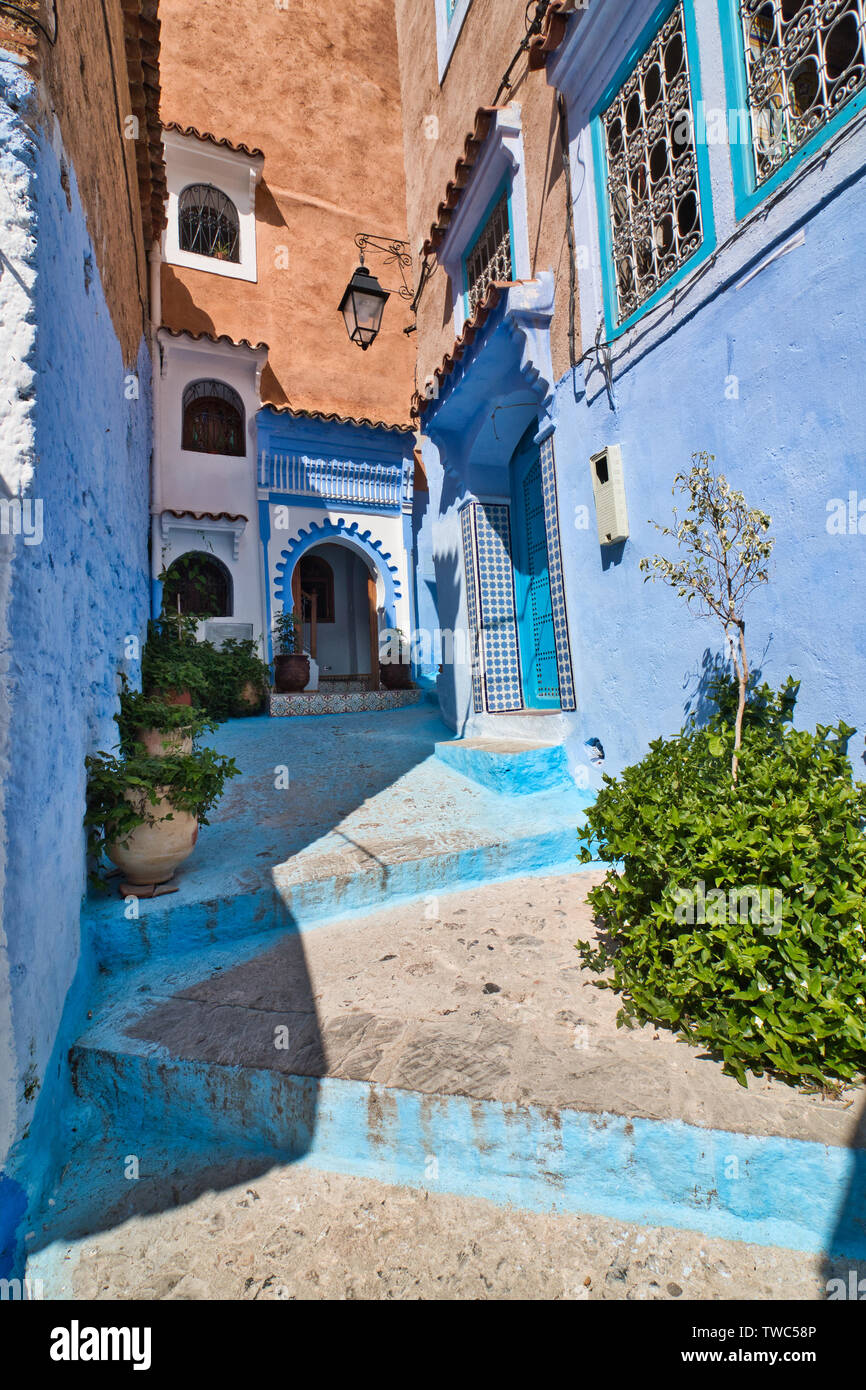 L'une des ruelles traditionnelles de la ville de Chaouen, au nord du Maroc Banque D'Images