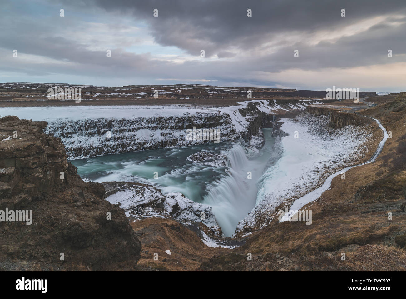 Cascade de Gullfoss situé dans le canyon de la rivière Hvita au sud-ouest de l'Islande. Banque D'Images