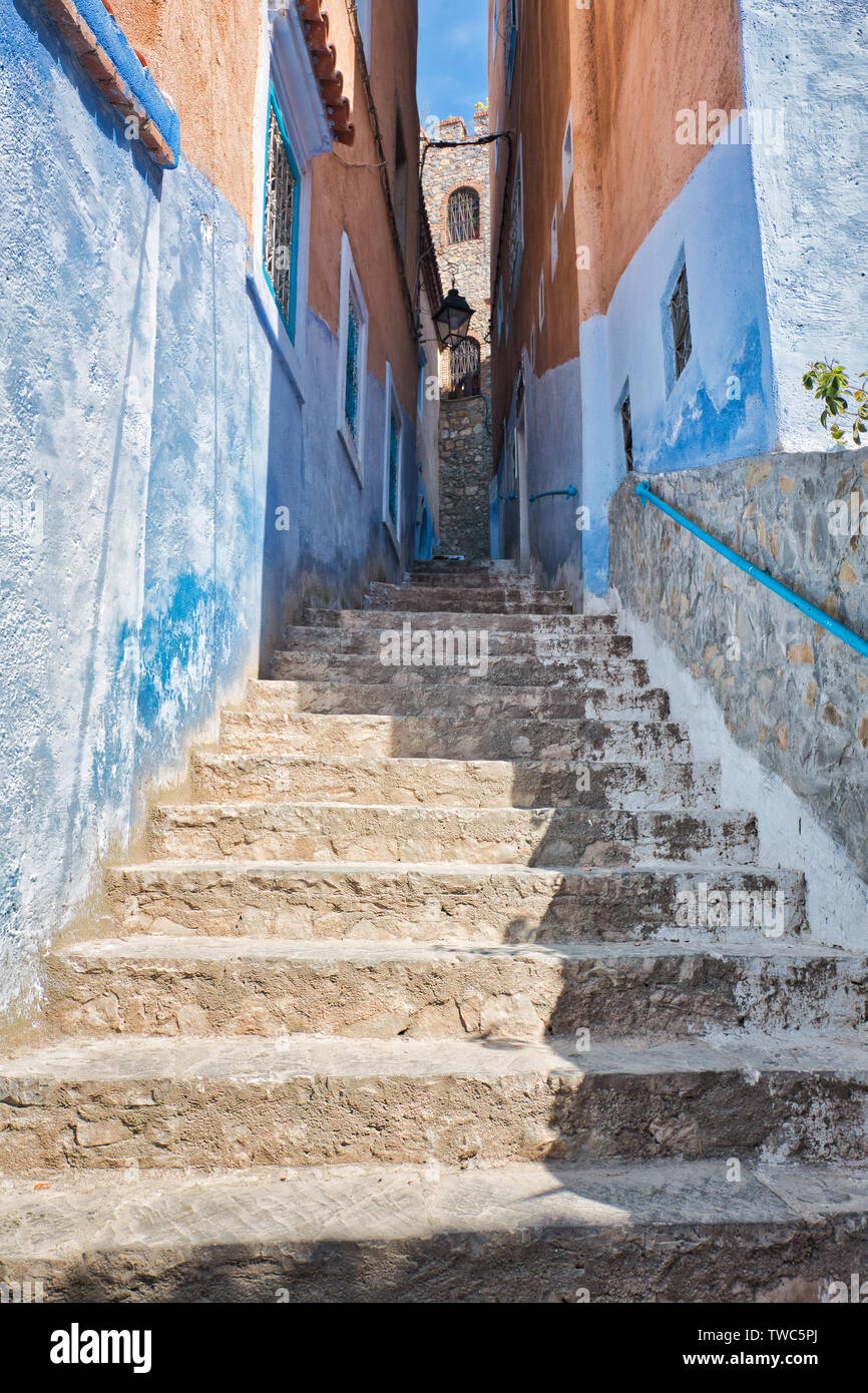 L'une des ruelles traditionnelles de la ville de Chaouen, au nord du Maroc Banque D'Images