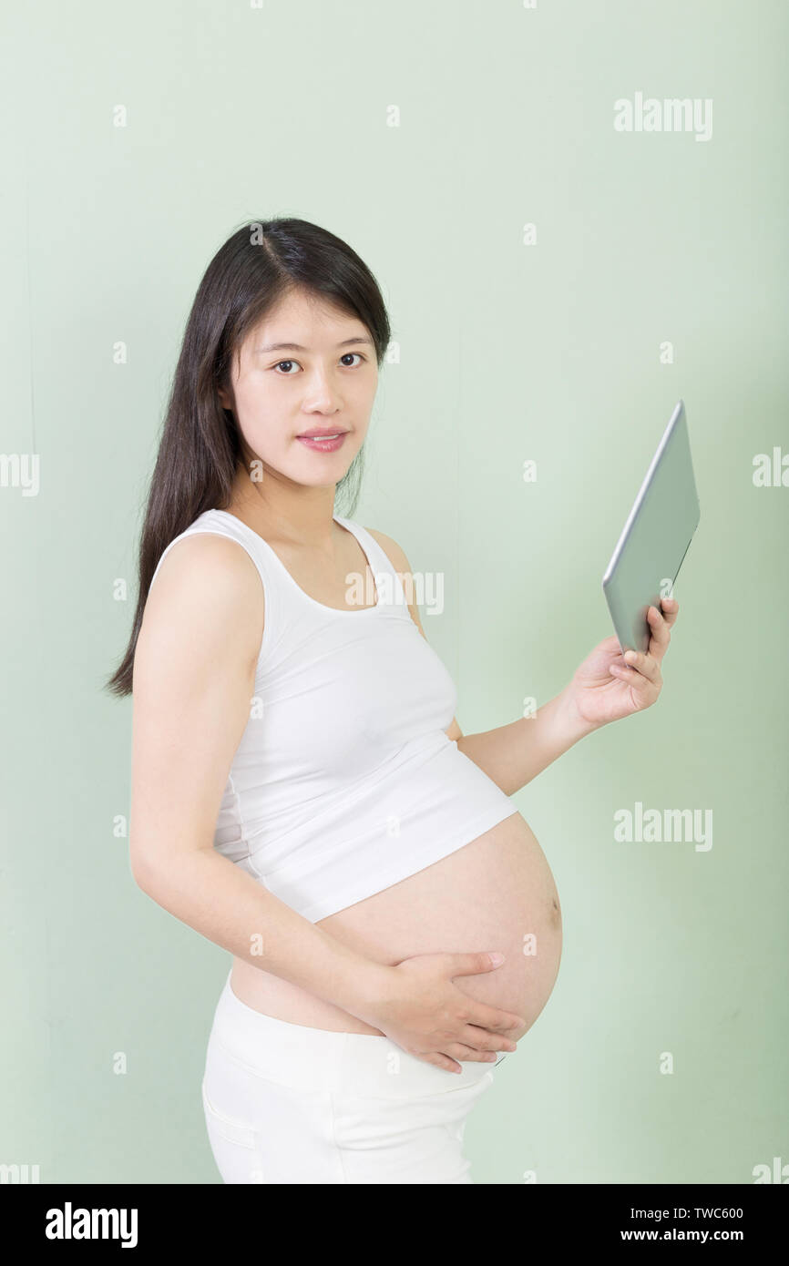 Belle femme enceinte avec tampon dans la main Photo Stock - Alamy