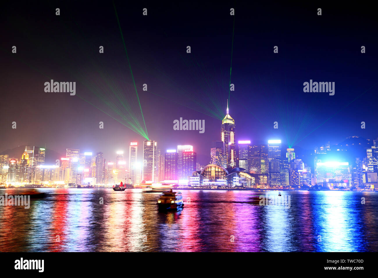 Horizon de Hong Kong et de Kowloon Victoria Harbour ville colorée avec des lumières dans la nuit. Banque D'Images